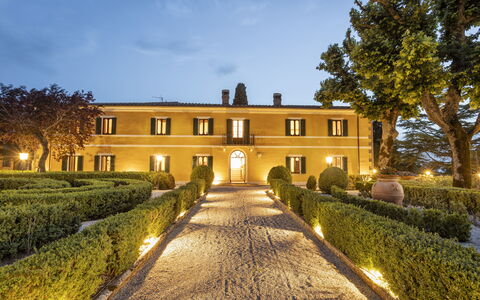 Villa Pianoia: Lucht, Fabriek, Gebouw, Boom, Wolk, Huis, Venster, Gras, Landschap, Woongebied