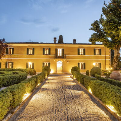 Villa Pianoia: Lucht, Fabriek, Gebouw, Boom, Wolk, Huis, Venster, Gras, Landschap, Woongebied