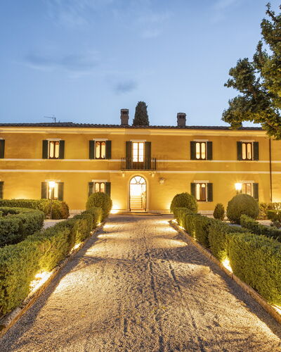 Villa Pianoia: Lucht, Fabriek, Gebouw, Boom, Wolk, Huis, Venster, Gras, Landschap, Woongebied