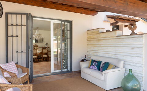 Villa Di Pillo: Eigendom, Hout, Comfort, Deur, Interieur Ontwerp, Woonkamer, Lamp, Verdieping, Flooring, Muur