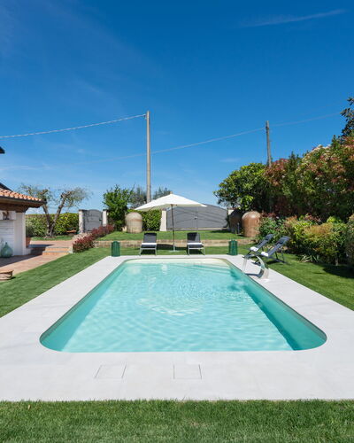 Villa Di Pillo: Fabriek, Lucht, Water, Eigendom, Boom, Vrije Tijd, Wolk, Zwembad, Gras, Woongebied