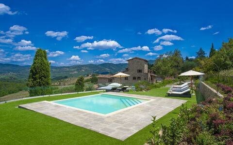 La Torre Di Panzano: Lucht, Wolk, Fabriek, Eigendom, Gebouw, Azure, Land Lot, Boom, Natuurlijk Landschap, Gras