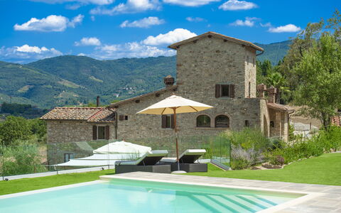 La Torre Di Panzano: Wolk, Fabriek, Gebouw, Eigendom, Lucht, Water, Azure, Blauw, Schaduw, Architectuur