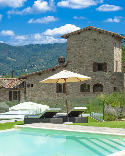 La Torre Di Panzano: Wolk, Fabriek, Gebouw, Eigendom, Lucht, Water, Azure, Blauw, Schaduw, Architectuur