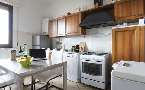 Casa Della Selce: Eigendom, Cabinetry, Wit, Countertop, Toestel Van De Keuken, Fornuis, Keuken, Venster, Huishoudapparatuur, Gasfornuis