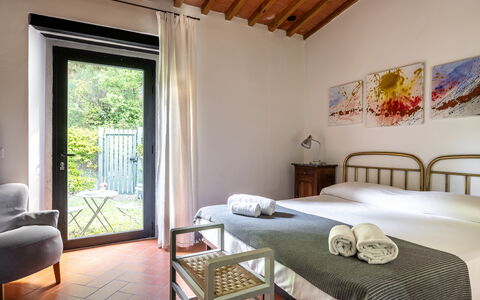 Casa Bosco D'arte Holiday Home , Greve In Chianti,: Muur, Meubilair, Huis, Appartement, Kamer, Bed, Slaapkamer, Fotolijst, Bed Frame, Stoel