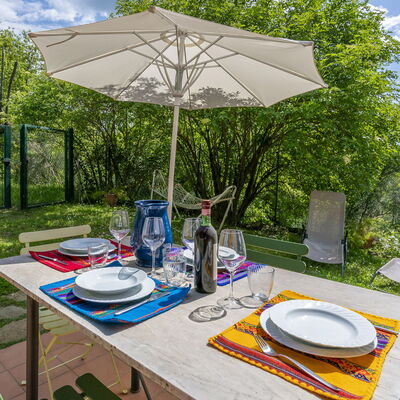 Casa Bosco D'arte Holiday Home , Greve In Chianti,: Tafel, Fabriek, Wolk, Eigendom, Meubilair, Tableware, Lucht, Buitentafel, Stoel, Boom