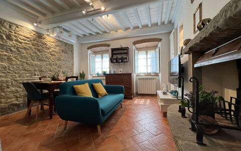 Casa Del Borgo: Meubilair, Bankstel, Fabriek, Tafel, Fotolijst, Kamerplant, Interieur Ontwerp, Woonkamer, Slaapbank, Verdieping