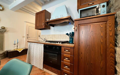 Casa Del Borgo: Cabinetry, Meubilair, Eigendom, Countertop, Lade, Keuken, Fornuis, Hout, Huishoudapparatuur, Toestel Van De Keuken