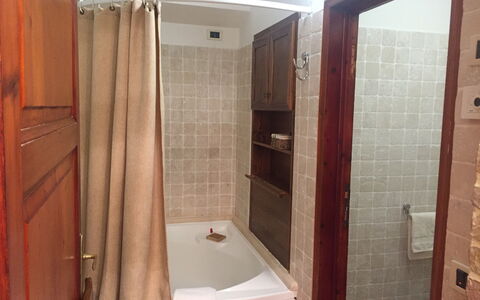 Villa Fulvia: Bruin, Loodgieterswerkinrichting, Bad, Douchegordijn, Shower Rod, Badkamer, Douchekop, Douche, Gebouw