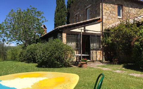 Villa Fulvia: Fabriek, Lucht, Eigendom, Gebouw, Venster, Boom, Huis, Schaduw, Land Lot, Gras