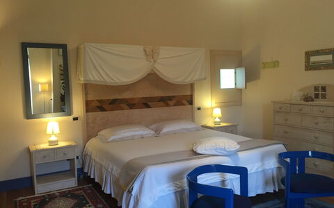 Villa Fulvia: Meubilair, Eigendom, Comfort, Bed Frame, Cabinetry, Gebouw, Interieur Ontwerp, Textiel, Hout, Bed