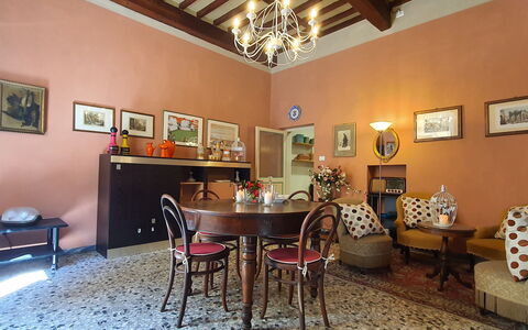 Residenza Otello: Fotolijst, Meubilair, Tafel, Eigendom, Stoel, Hout, Interieur Ontwerp, Flooring, Verdieping, Huis