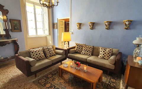 Residenza Otello: Bruin, Tafel, Fotolijst, Bankstel, Meubilair, Eigendom, Fabriek, Hout, Geel, Interieur Ontwerp