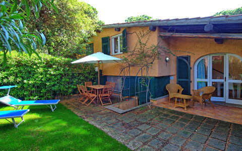 Le Dune: Fabriek, Meubilair, Tafel, Gebouw, Eigendom, Venster, Groen, Stoel, Boom, Buitenmeubels