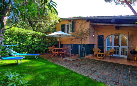 Le Dune: Meubilair, Fabriek, Eigendom, Lucht, Natuur, Azure, Gebouw, Buitenmeubels, Boom, Schaduw