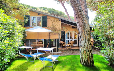 Le Dune: Fabriek, Eigendom, Gebouw, Venster, Boom, Lucht, Schaduw, Stoel, Buitenmeubels, Paraplu