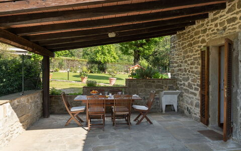 Il Mulino Di Vogognano - Subbiano, Private Pool, J: Fabriek, Meubilair, Tafel, Bloempot, Stoel, Gebouw, Hout, Schaduw, Buitenmeubels, Deur