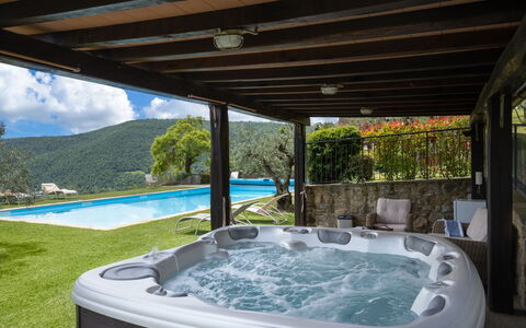 Villa Olivi - Subbiano, Toscana, Pool And Nature: Water, Fabriek, Eigendom, Bad, Zwembad, Gebouw, Azure, Schaduw, Interieur Ontwerp, Jacuzzi