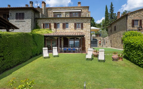 Villa Olivi - Subbiano, Toscana, Pool And Nature: Fabriek, Wolk, Lucht, Eigendom, Venster, Gebouw, Land Lot, Gras, Woongebied, Verblijf