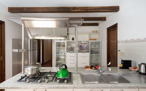 Villa Olivi - Subbiano, Toscana, Pool And Nature: Countertop, Cabinetry, Kraan, Gebouw, Wastafel, Keuken, Loodgieterswerkinrichting, Deur, Fornuis, Flooring