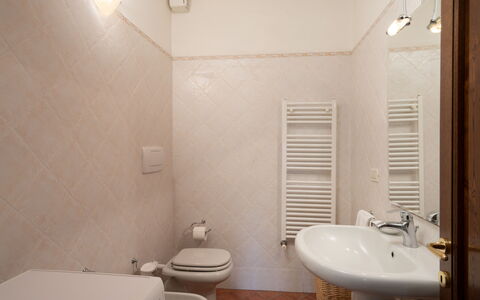 Villa Olivi - Subbiano, Toscana, Pool And Nature: Kraan, Wastafel, Loodgieterswerkinrichting, Wastafel In De Badkamer, Gebouw, Badkamer, Spiegel, Verlichting, Architectuur, Interieur Ontwerp