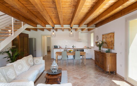 Villa Le Selve: Meubilair, Tafel, Eigendom, Bankstel, Kamerplant, Fabriek, Hout, Interieur Ontwerp, Verdieping, Woonkamer