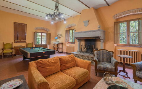 Belvedere - Falceto, Ambra, Toscana: Meubilair, Bankstel, Eigendom, Tafel, Hout, Interieur Ontwerp, Venster, Verlichting, Woonkamer, Gebouw