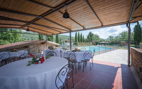 Mulino Al Suono - Badia Agnano, Toscana: Tafel, Meubilair, Stoel, Fabriek, Schaduw, Boom, Interieur Ontwerp, Buitenmeubels, Bloempot, Water