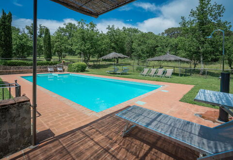 Borgo La Casina - Badia Agnano, Toscana: Water, Lucht, Eigendom, Fabriek, Zwembad, Gebouw, Wolk, Schaduw, Azure, Boom