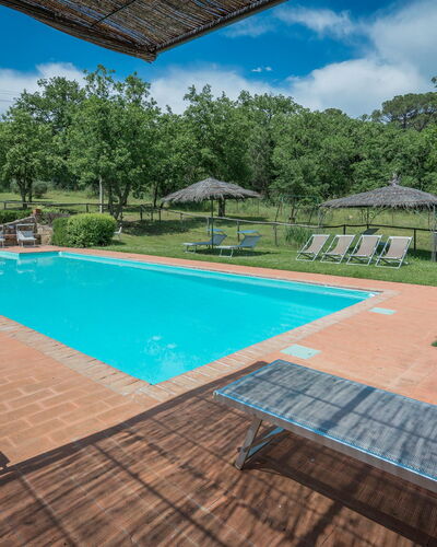 Borgo La Casina - Badia Agnano, Toscana: Water, Lucht, Eigendom, Fabriek, Zwembad, Gebouw, Wolk, Schaduw, Azure, Boom