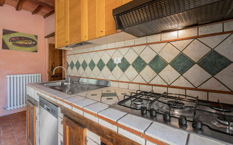 Colle Degli Ulivi - Cortona, Pool, Nature, Privacy: Eigendom, Cabinetry, Countertop, Fornuis, Hout, Keuken, Kraan, Interieur Ontwerp, Gebouw, Flooring