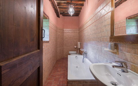 Colle Degli Ulivi - Cortona, Pool, Nature, Privacy: Bruin, Spiegel, Kraan, Loodgieterswerkinrichting, Wastafel, Eigendom, Gebouw, Wastafel In De Badkamer, Badkamer, Hout