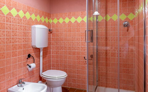 Fonte Nuova - Badia Agnano, Toscana: Loodgieterswerkinrichting, Badkamer, Flooring, Interieur Ontwerp, Verdieping, Loodgieter, Toilet, Wastafel, Kraan, Tegel