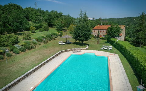 Fonte Nuova - Badia Agnano, Toscana: Water, Lucht, Wolk, Fabriek, Groen, Natuur, Boom, Gebouw, Zwembad, Natuurlijk Landschap