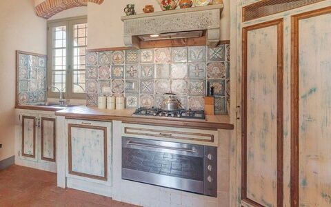 Leopolda In Selvarella Pool And Wi-fi: Cabinetry, Countertop, Hout, Flooring, Verdieping, Keuken, Interieur Ontwerp, Stellingen, Huis, Beits