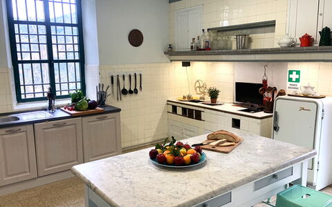 Massarosa Front Lake, The Gargoyles: Keuken, Countertop, Toestel Van De Keuken, Cabinetry, Flooring, Gootsteen, Interieur Ontwerp, Meubilair, Fornuis, Wastafel