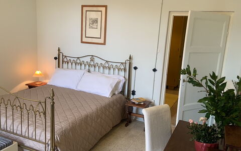 Massarosa Front Lake, The Gargoyles: Meubilair, Bed, Slaapkamer, Muur, Bedding, Interieur Ontwerp, Laken, Hout, Verdieping, Flooring