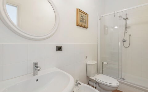 Massarosa Front Lake, The Gargoyles: Spiegel, Loodgieterswerkinrichting, Kraan, Wastafel In De Badkamer, Wastafel, Gebouw, Badkamer, Zwart, Purper, Interieur Ontwerp