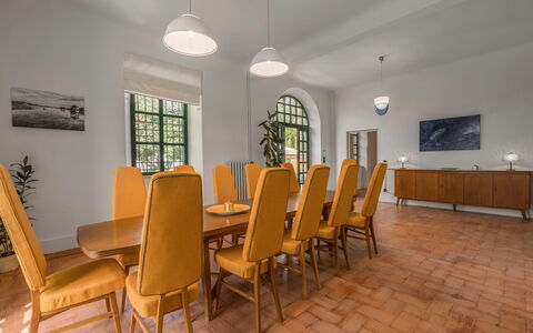 Massarosa Front Lake, The Gargoyles: Meubilair, Eigendom, Stoel, Venster, Tafel, Hout, Interieur Ontwerp, Fotolijst, Hal, Flooring