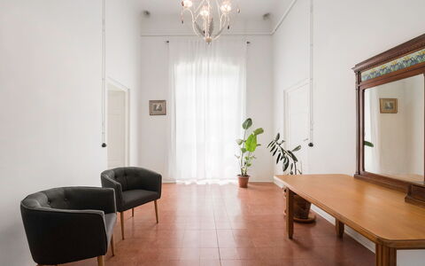 Massarosa Front Lake, The Gargoyles: Tafel, Meubilair, Fabriek, Gebouw, Kamerplant, Hout, Stoel, Interieur Ontwerp, Flooring, Woonkamer