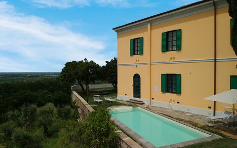 Massarosa Front Lake, The Gargoyles: Wolk, Lucht, Gebouw, Eigendom, Venster, Water, Fabriek, Azure, Zwembad, Land Lot