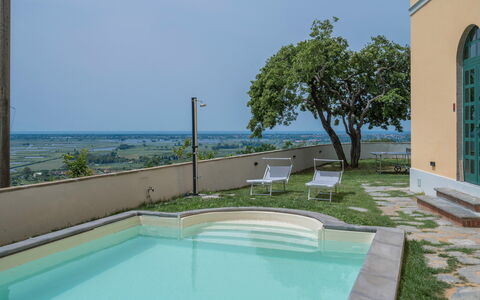 Massarosa Front Lake, The Gargoyles: Water, Fabriek, Eigendom, Dag, Lucht, Blauw, Azure, Zwembad, Boom, Architectuur