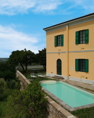 Massarosa Front Lake, The Gargoyles: Wolk, Lucht, Gebouw, Eigendom, Venster, Water, Fabriek, Azure, Zwembad, Land Lot