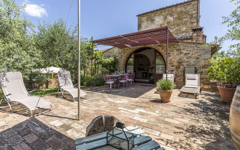 Casa Anita - Castellina In Chianti - Granaio, Tosc: Fabriek, Lucht, Eigendom, Bloempot, Architectuur, Wolk, Buitenmeubels, Kamerplant, Stoel, Schaduw