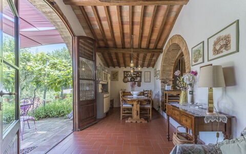 Casa Anita - Castellina In Chianti - Granaio, Tosc: Tafel, Fabriek, Meubilair, Kamerplant, Stoel, Gebouw, Interieur Ontwerp, Veranda, Architectuur, Hout