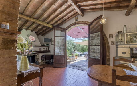 Casa Anita - Castellina In Chianti - Granaio, Tosc: Fabriek, Meubilair, Eigendom, Tafel, Fotolijst, Stoel, Hout, Interieur Ontwerp, Kamerplant, Verdieping
