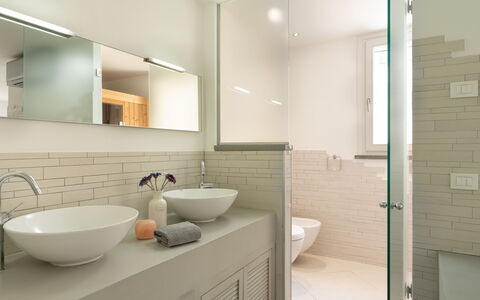 Luxury Green Marignana Villa, Versilia, Pool, Ac,: Spiegel, Kraan, Wastafel, Eigendom, Loodgieterswerkinrichting, Wastafel In De Badkamer, Badkamerkast, Badkamer, Cabinetry, Interieur Ontwerp