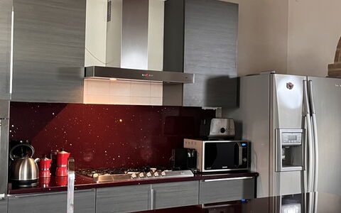 Villa Monticello: Cabinetry, Countertop, Keuken, Gebouw, Hout, Interieur Ontwerp, Fornuis, Toestel Van De Keuken, Flooring, Verdieping