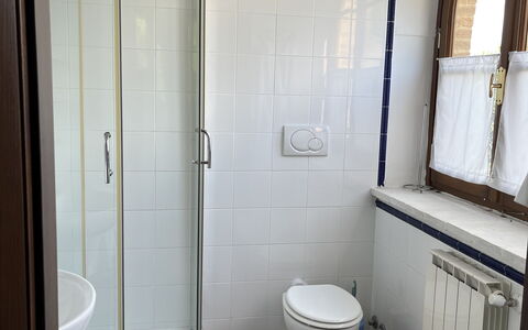 Villa Monticello: Eigendom, Loodgieterswerkinrichting, Wc Bril, Badkamer, Venster, Toilet, Deur Van De Douche, Interieur Ontwerp, Douche